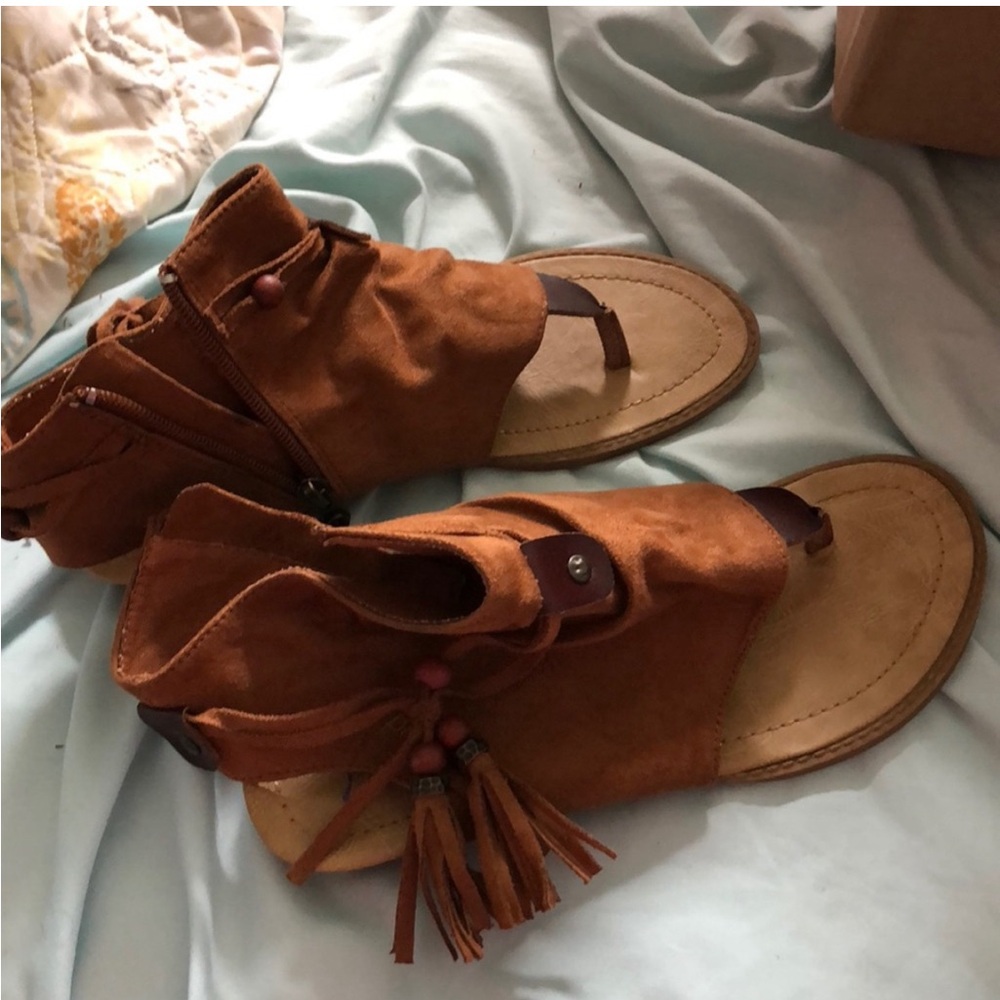 ISO blowfish Malibu sandals with tassel!  SIZE 8
